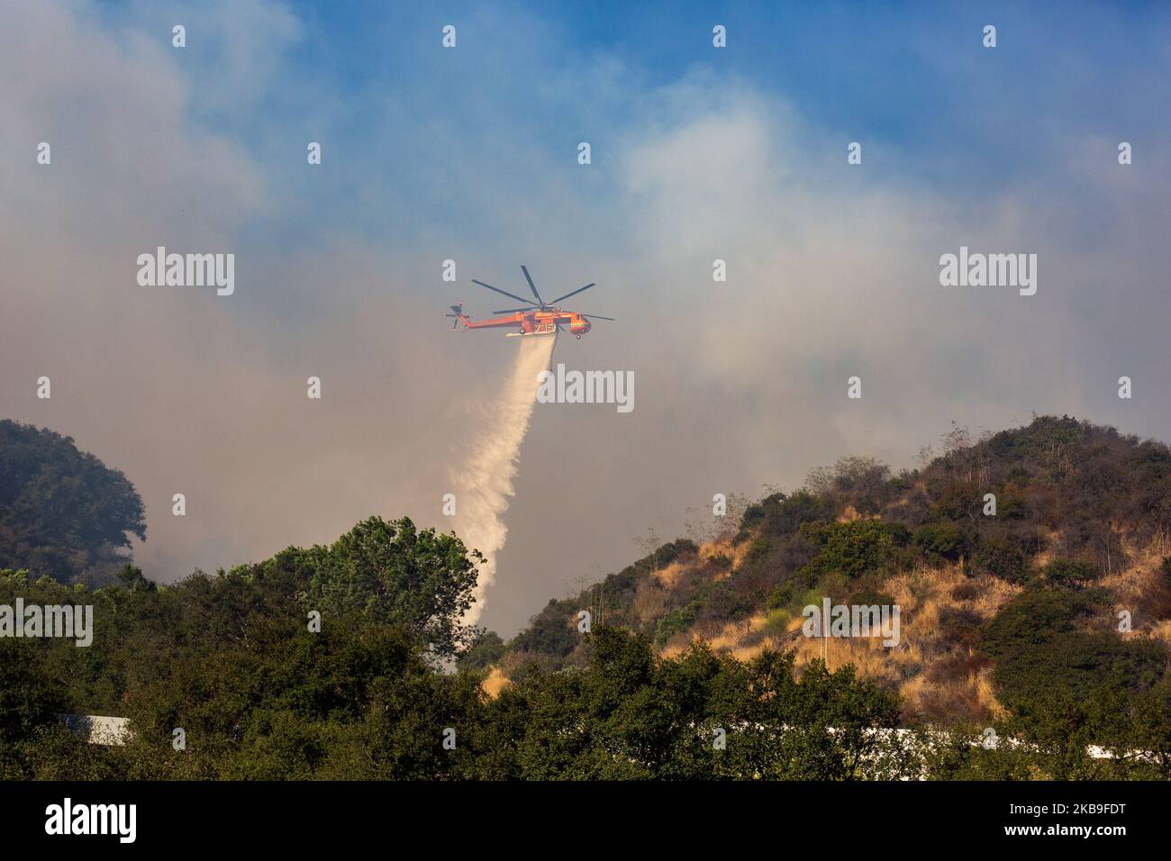Un incendio si brucia vicino al prestigioso Getty Museum, situato nel passo Sepulveda a Los Angeles, CA, USA, il 28 ottobre 2019 (Foto di John Fredricks/NurPhoto) Foto Stock