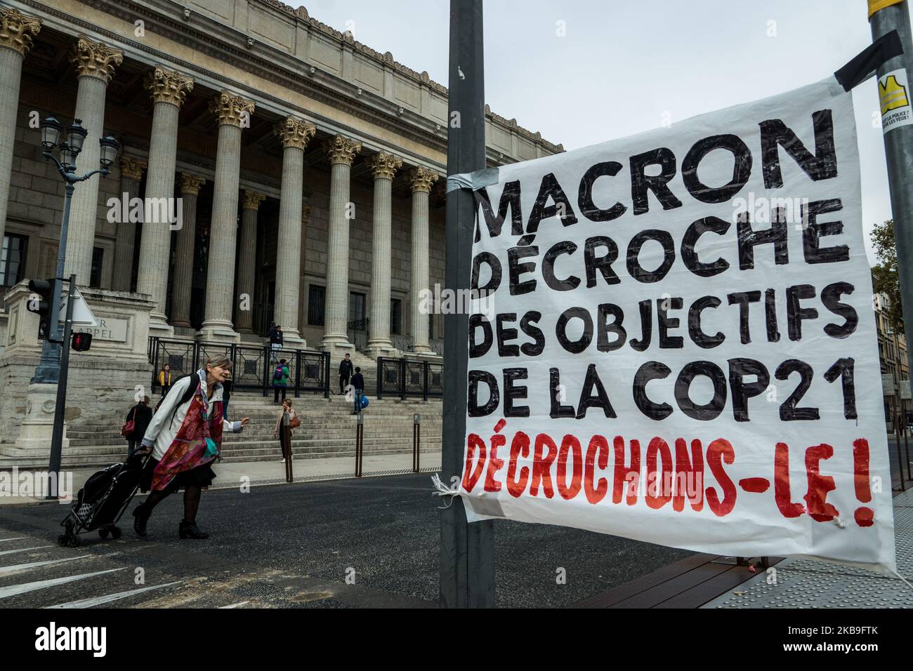 Procedimento di ricorso dei membri dell'associazione ANV COP 21 a Lione (Francia) il 29 ottobre 2019. I 6 attivisti erano stati condannati dalla corte di Bourg-en-Bresse a €500 e €250 per aver rubato il ritratto di Emmanuel Macron dal municipio di Jassans-Riottier il 2 marzo 2019. Julien Bayou, portavoce del partito Europe Ecologie Les Verts (EELV), era presente per sostenerli e l'insubordinato deputato francese Mathilde Panot. (Foto di Nicolas Liponne/NurPhoto) Foto Stock