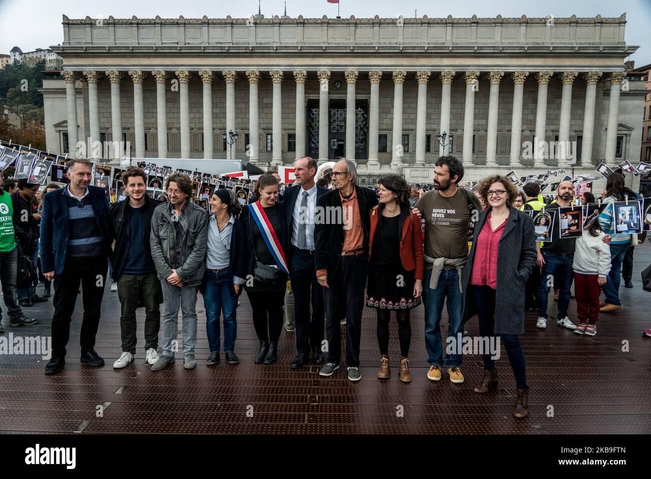 Procedimento di ricorso dei membri dell'associazione ANV COP 21 a Lione (Francia) il 29 ottobre 2019. I 6 attivisti erano stati condannati dalla corte di Bourg-en-Bresse a €500 e €250 per aver rubato il ritratto di Emmanuel Macron dal municipio di Jassans-Riottier il 2 marzo 2019. Julien Bayou, portavoce del partito Europe Ecologie Les Verts (EELV), era presente per sostenerli e l'insubordinato deputato francese Mathilde Panot. (Foto di Nicolas Liponne/NurPhoto) Foto Stock