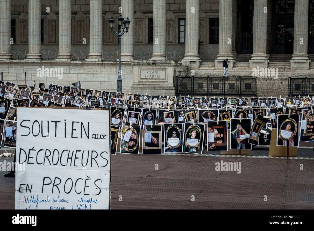 Procedimento di ricorso dei membri dell'associazione ANV COP 21 a Lione (Francia) il 29 ottobre 2019. I 6 attivisti erano stati condannati dalla corte di Bourg-en-Bresse a €500 e €250 per aver rubato il ritratto di Emmanuel Macron dal municipio di Jassans-Riottier il 2 marzo 2019. Julien Bayou, portavoce del partito Europe Ecologie Les Verts (EELV), era presente per sostenerli e l'insubordinato deputato francese Mathilde Panot. (Foto di Nicolas Liponne/NurPhoto) Foto Stock