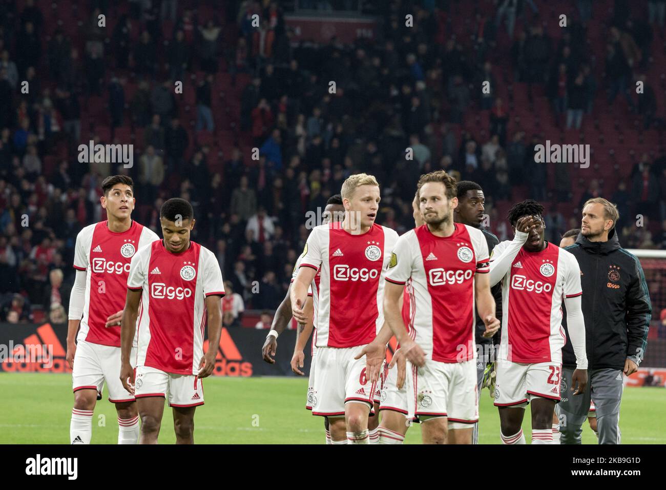 I giocatori di Amsterdam festeggiano dopo aver vinto la partita eredivie tra Ajax Amsterdam e Feyenoord Rotterdam alla Johan-Cruyff-Arena il 27 ottobre 2019 ad Amsterdam, Olanda. (Foto di Peter Niedung/NurPhoto) Foto Stock