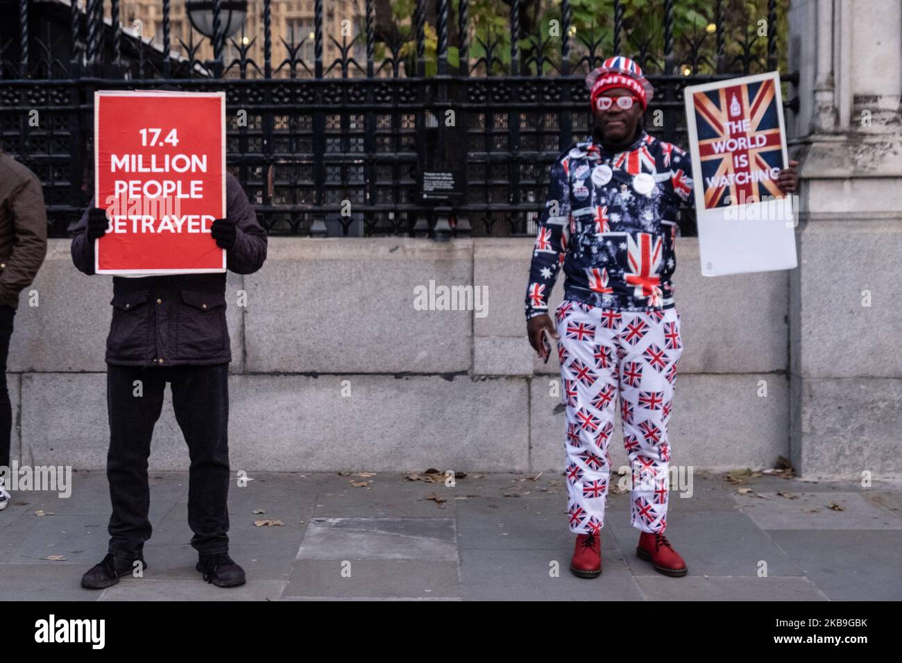 Lasciare i sostenitori stand fuori dall'ingresso alle case del Parlamento il 29 ottobre 2019 a Londra, Regno Unito (Foto di Jay Shaw Baker/NurPhoto) Foto Stock