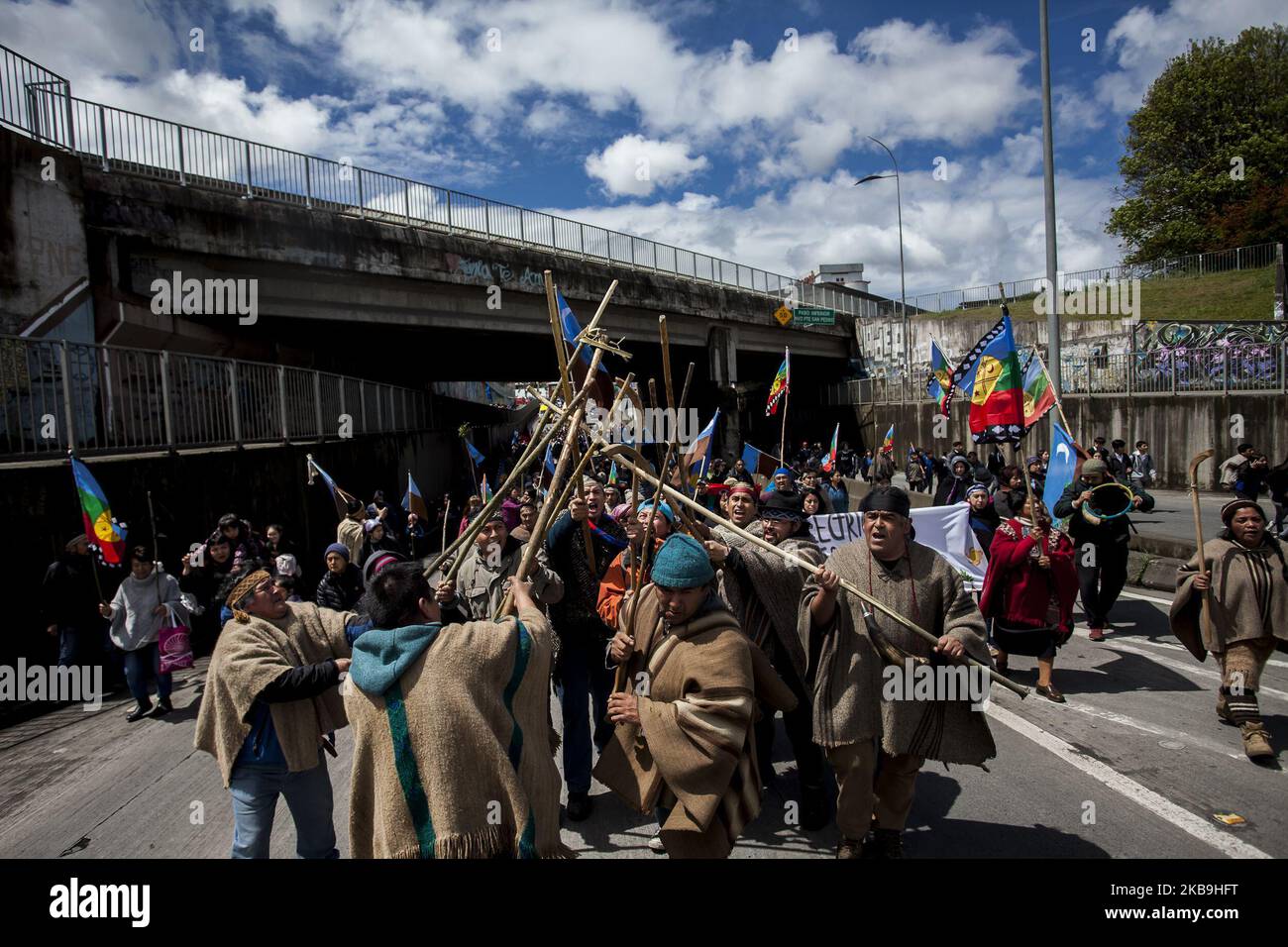 Osorno, Cile. 29 ottobre 2019. Le comunità indigene di Mapuche-Williche hanno marciato per sostenere il processo socio-politico del Cile. Essi chiedono l'attuazione di un'Assemblea costituente per ottenere autonomia, autodeterminazione e buona vita nel loro territorio ancestrale a Osorno, Cile. (Foto di Fernando Lavoz/NurPhoto) Foto Stock