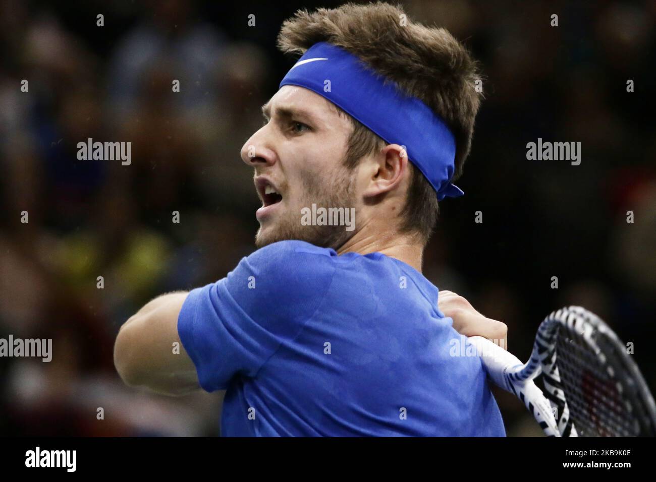 Il francese Corentin Moutet colpisce una palla durante il singolo maschile del 32 del torneo di tennis Paris Masters contro il serbo Novak Djokovic. Il 30 ottobre 2019 a Parigi, Francia. (Foto di Ibrahim Ezzat/NurPhoto) Foto Stock