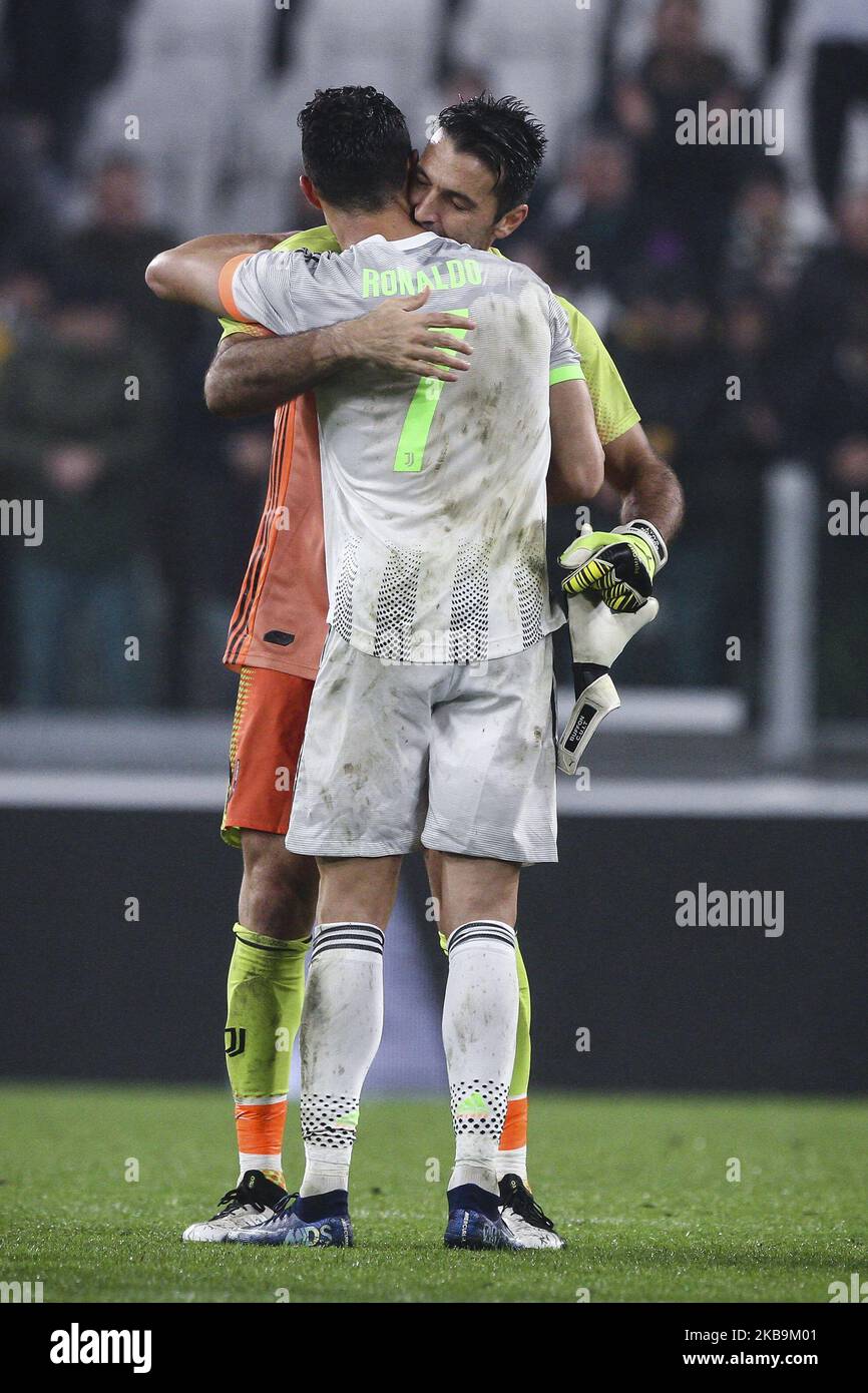 Juventus Forward Cristiano Ronaldo (7) festeggia con il portiere della Juventus Gianluigi Buffon (77) dopo la Serie Una partita di calcio n.10 JUVENTUS - GENOVA il 30 ottobre 2019 presso lo Stadio Allianz di Torino, Piemonte, Italia. Risultato finale: Juventus-Genova 2-1. (Foto di Matteo Bottanelli/NurPhoto) Foto Stock