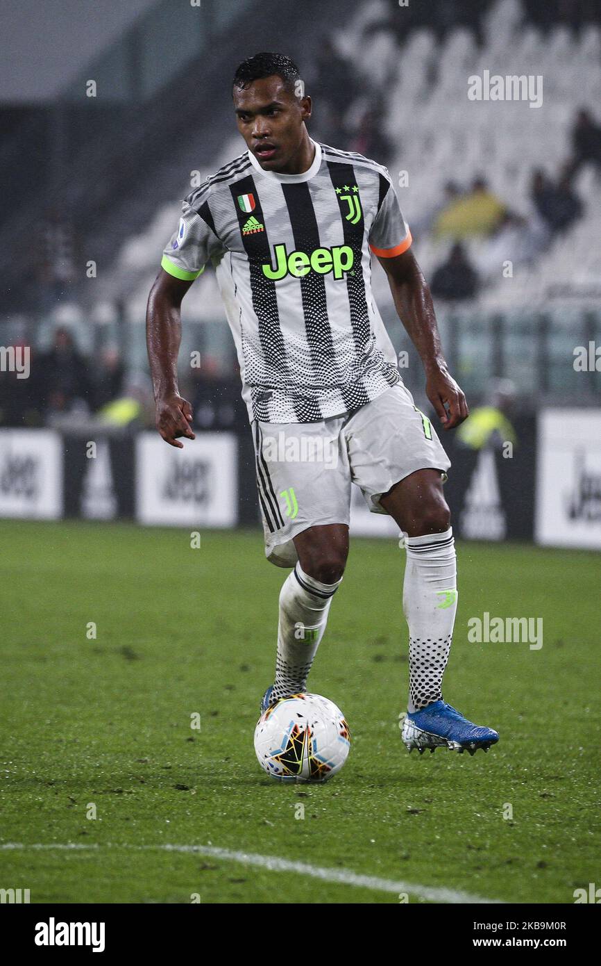 Il difensore della Juventus Alex Sandro (12) in azione durante la Serie A partita di calcio n.10 JUVENTUS - GENOVA il 30 ottobre 2019 allo Stadio Allianz di Torino, Piemonte, Italia. Risultato finale: Juventus-Genova 2-1. (Foto di Matteo Bottanelli/NurPhoto) Foto Stock