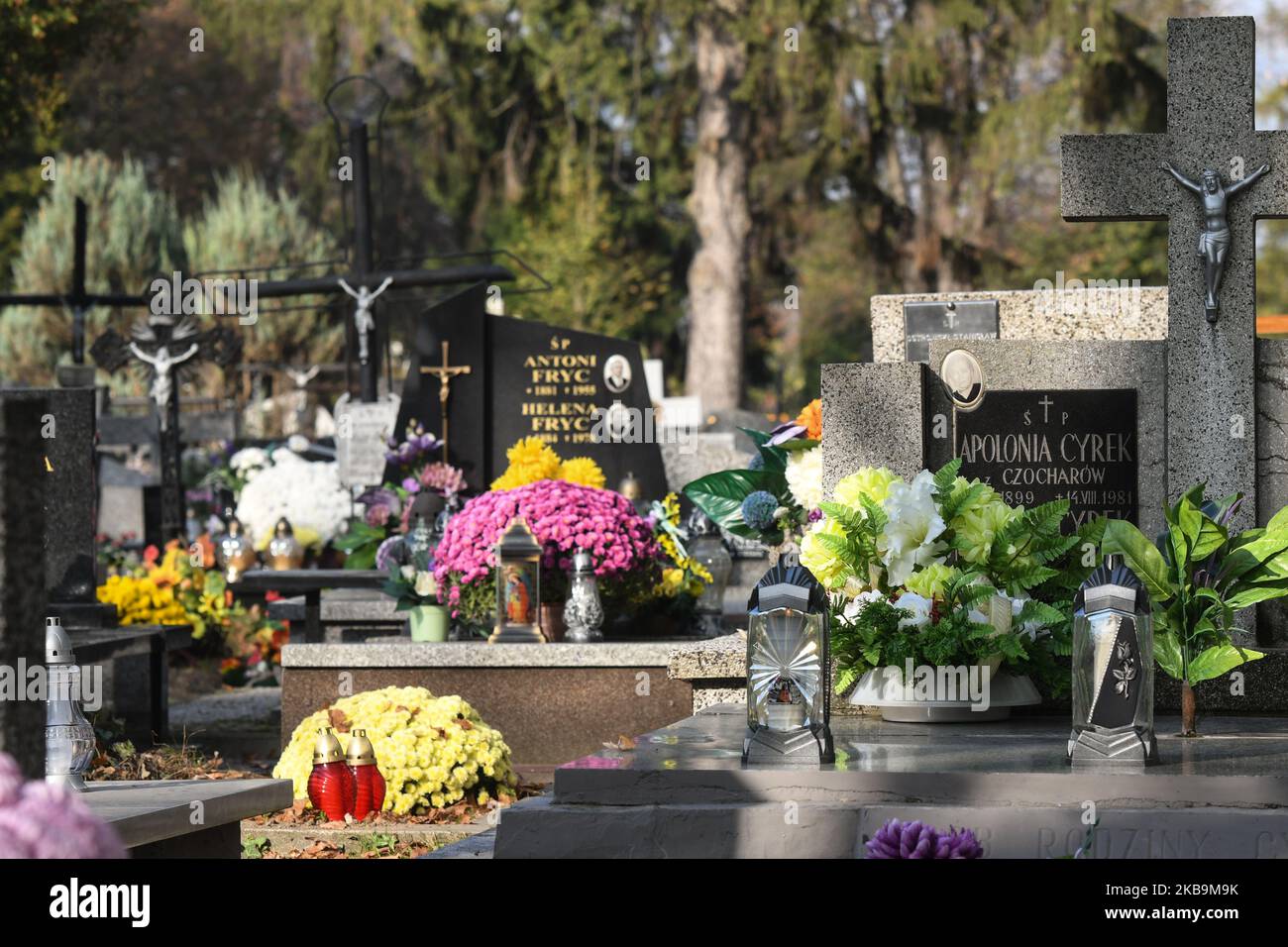 Una veduta generale del cimitero di Pobitno a Rzeszow alla vigilia di tutti i Santi giorno 2019. Il 1st novembre, giorno di tutti i Santi, molte persone in Polonia rispettano i familiari morti. Il 1st novembre è una giornata fuori dal lavoro, e molti viaggiano per visitare le tombe dei loro cari. Durante la settimana precedente, tutte le tombe sono pulite, e molti fiori e candele sono posti in cima alle tombe. Giovedì 31 ottobre 2019 a Rzeszow, Polonia. (Foto di Artur Widak/NurPhoto) Foto Stock