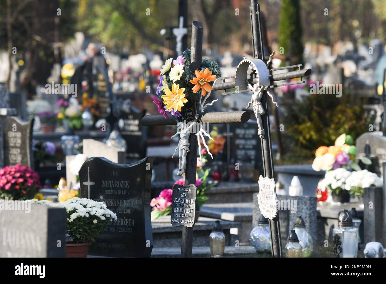 Una veduta generale del cimitero di Pobitno a Rzeszow alla vigilia di tutti i Santi giorno 2019. Il 1st novembre, giorno di tutti i Santi, molte persone in Polonia rispettano i familiari morti. Il 1st novembre è una giornata fuori dal lavoro, e molti viaggiano per visitare le tombe dei loro cari. Durante la settimana precedente, tutte le tombe sono pulite, e molti fiori e candele sono posti in cima alle tombe. Giovedì 31 ottobre 2019 a Rzeszow, Polonia. (Foto di Artur Widak/NurPhoto) Foto Stock