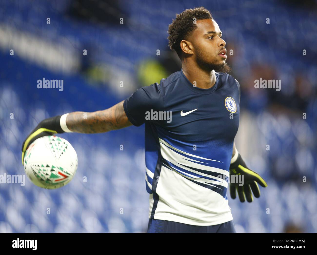 Nicolas Tie di Chelsea durante il warm-up pre-partita durante il quarto round della Carabao Cup tra Chelsea e Manchester United allo Stanford Bridge Stadium , Londra, Inghilterra il 30 ottobre 2019 (Photo by Action Foto Sport/NurPhoto) Foto Stock