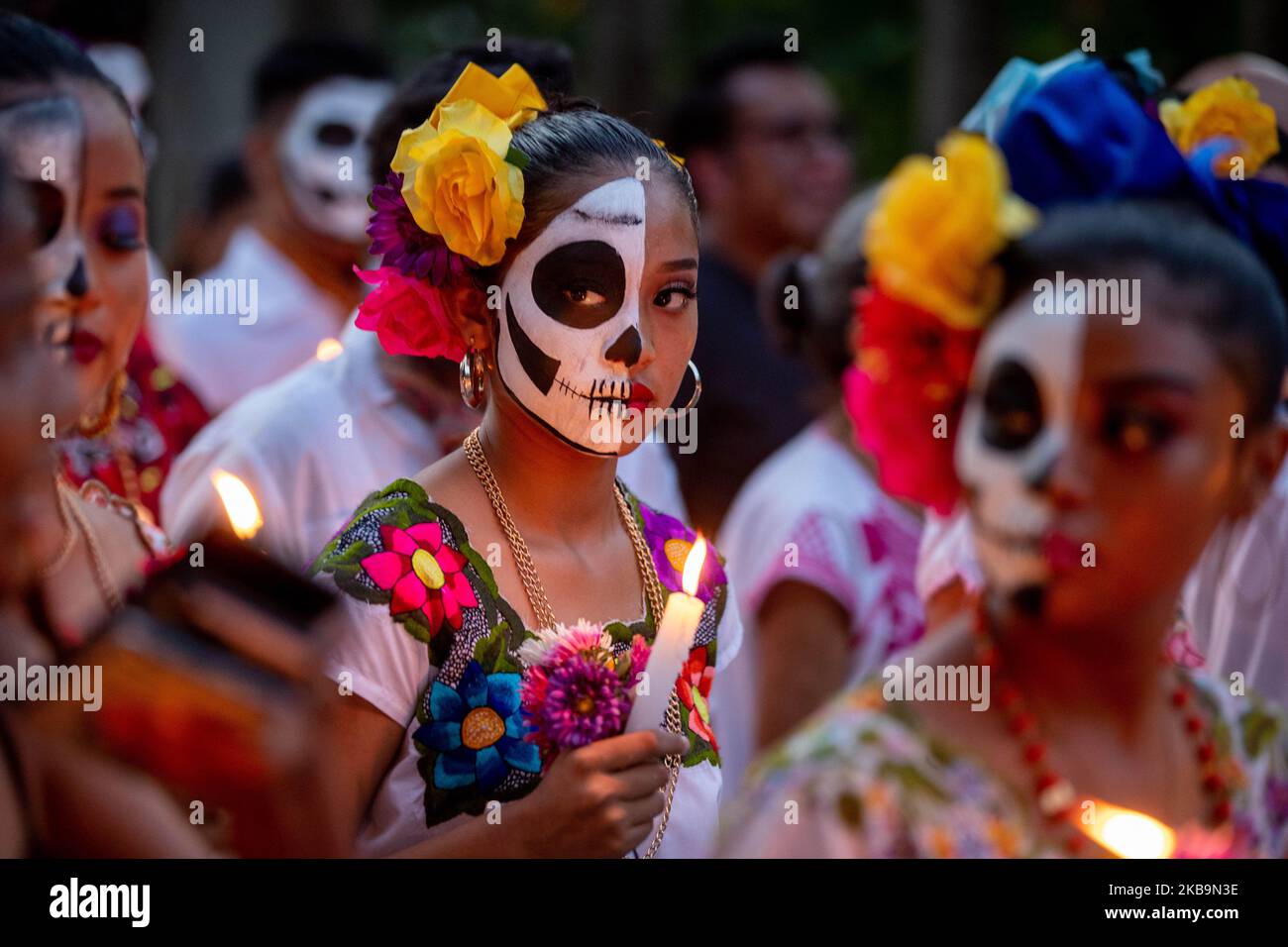 Gli abitanti di Leona Vicario visitano il pantheon della città per accogliere i morti come parte delle celebrazioni di dia de Muertos il 30 ottobre 2019 a Cancun, Messico. Ogni anno la gente del posto esegue una cerimonia della Pixan Hanal che si riferisce al cibo tradizionale offerto ai morti. Tradizione che lega i morti con i vivi. (Foto di Eyepix/NurPhoto) Foto Stock