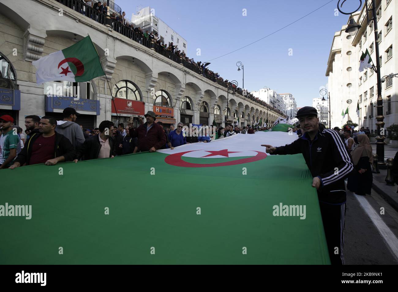 Il popolo algerino protesta per le strade di Algeri, Algeria, 01 novembre 2019. I manifestanti algerini sono scesi in piazza nell'ambito delle proteste settimanali del venerdì che hanno chiesto un radicale cambiamento del sistema. Le proteste coincidono con le celebrazioni ufficiali dell'anniversario della guerra algerina che hanno portato all'indipendenza dalla Francia (Photo by Billal Bensalem/NurPhoto) Foto Stock