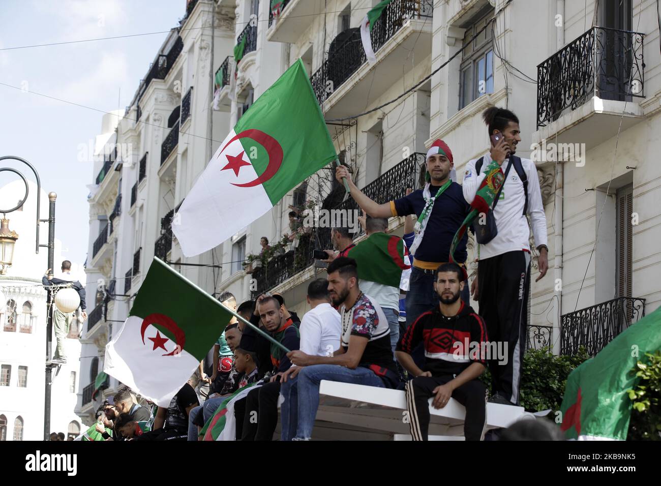 Il popolo algerino protesta per le strade di Algeri, Algeria, 01 novembre 2019. I manifestanti algerini sono scesi in piazza nell'ambito delle proteste settimanali del venerdì che hanno chiesto un radicale cambiamento del sistema. Le proteste coincidono con le celebrazioni ufficiali dell'anniversario della guerra algerina che hanno portato all'indipendenza dalla Francia (Photo by Billal Bensalem/NurPhoto) Foto Stock