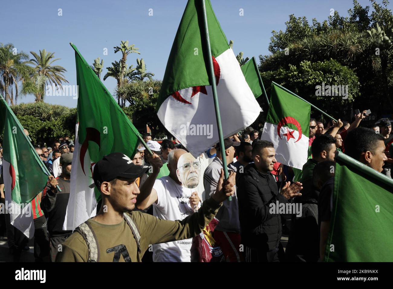 Il popolo algerino protesta per le strade di Algeri, Algeria, 01 novembre 2019. I manifestanti algerini sono scesi in piazza nell'ambito delle proteste settimanali del venerdì che hanno chiesto un radicale cambiamento del sistema. Le proteste coincidono con le celebrazioni ufficiali dell'anniversario della guerra algerina che hanno portato all'indipendenza dalla Francia (Photo by Billal Bensalem/NurPhoto) Foto Stock