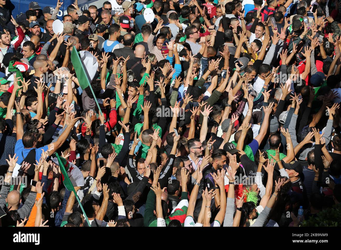 Il popolo algerino protesta per le strade di Algeri, Algeria, 01 novembre 2019. I manifestanti algerini sono scesi in piazza nell'ambito delle proteste settimanali del venerdì che hanno chiesto un radicale cambiamento del sistema. Le proteste coincidono con le celebrazioni ufficiali dell'anniversario della guerra algerina che hanno portato all'indipendenza dalla Francia (Photo by Billal Bensalem/NurPhoto) Foto Stock