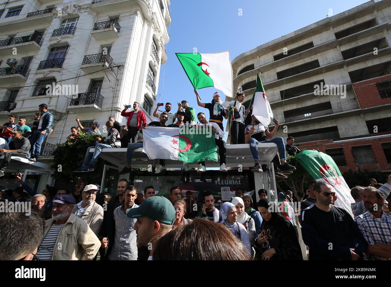 Il popolo algerino protesta per le strade di Algeri, Algeria, 01 novembre 2019. I manifestanti algerini sono scesi in piazza nell'ambito delle proteste settimanali del venerdì che hanno chiesto un radicale cambiamento del sistema. Le proteste coincidono con le celebrazioni ufficiali dell'anniversario della guerra algerina che hanno portato all'indipendenza dalla Francia (Photo by Billal Bensalem/NurPhoto) Foto Stock