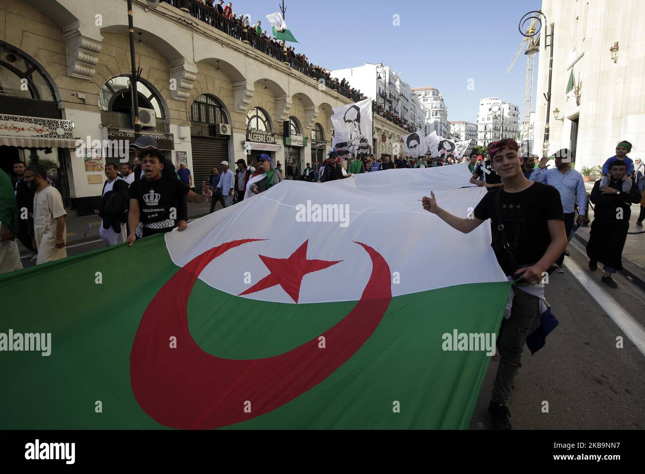 Il popolo algerino protesta per le strade di Algeri, Algeria, 01 novembre 2019. I manifestanti algerini sono scesi in piazza nell'ambito delle proteste settimanali del venerdì che hanno chiesto un radicale cambiamento del sistema. Le proteste coincidono con le celebrazioni ufficiali dell'anniversario della guerra algerina che hanno portato all'indipendenza dalla Francia (Photo by Billal Bensalem/NurPhoto) Foto Stock