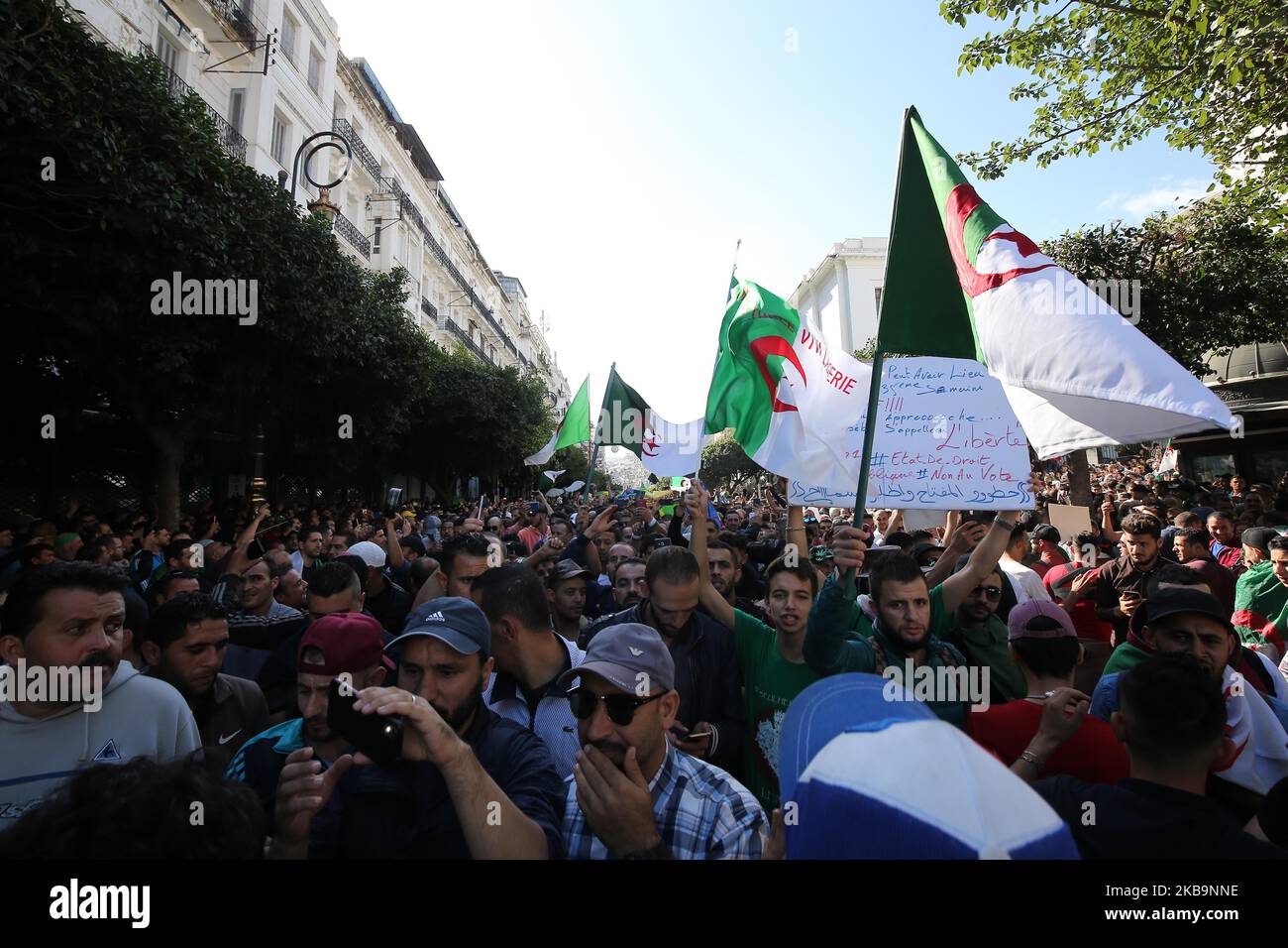 Il popolo algerino protesta per le strade di Algeri, Algeria, 01 novembre 2019. I manifestanti algerini sono scesi in piazza nell'ambito delle proteste settimanali del venerdì che hanno chiesto un radicale cambiamento del sistema. Le proteste coincidono con le celebrazioni ufficiali dell'anniversario della guerra algerina che hanno portato all'indipendenza dalla Francia (Photo by Billal Bensalem/NurPhoto) Foto Stock