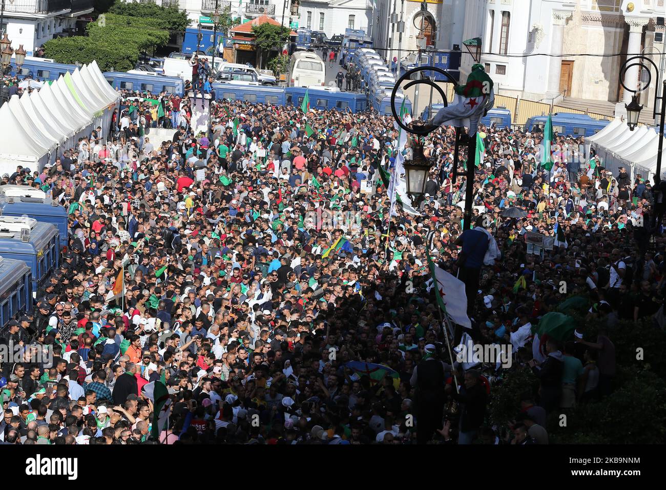 Il popolo algerino protesta per le strade di Algeri, Algeria, 01 novembre 2019. I manifestanti algerini sono scesi in piazza nell'ambito delle proteste settimanali del venerdì che hanno chiesto un radicale cambiamento del sistema. Le proteste coincidono con le celebrazioni ufficiali dell'anniversario della guerra algerina che hanno portato all'indipendenza dalla Francia (Photo by Billal Bensalem/NurPhoto) Foto Stock