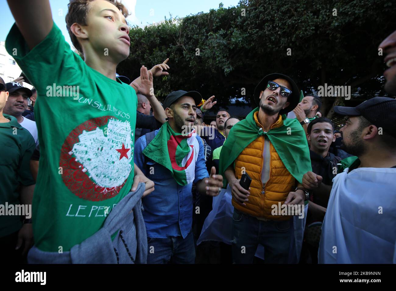 Il popolo algerino protesta per le strade di Algeri, Algeria, 01 novembre 2019. I manifestanti algerini sono scesi in piazza nell'ambito delle proteste settimanali del venerdì che hanno chiesto un radicale cambiamento del sistema. Le proteste coincidono con le celebrazioni ufficiali dell'anniversario della guerra algerina che hanno portato all'indipendenza dalla Francia (Photo by Billal Bensalem/NurPhoto) Foto Stock