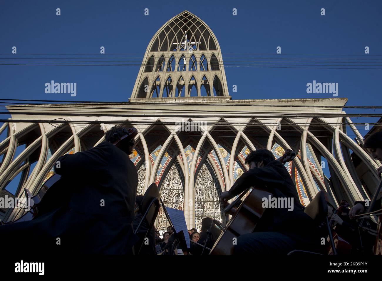 Osorno, Cile. 1 novembre 2019. Durante le dimostrazioni, i musicisti interpretano il Requiem di Mozart di fronte alla cattedrale della città. La polizia antisommossa aumenta la repressione durante le proteste che continuano in Cile. Molti sono feriti con proiettili e pellet. Nelle ultime manifestazioni hanno sparato direttamente contro la stampa. Il Presidente Sebastián Piñera ha annunciato che in Cile non ci sarà alcun vertice del Forum di cooperazione economica Asia-Pacifico (APEC) o della Conferenza delle Nazioni Unite sui cambiamenti climatici (COP25). (Foto di Fernando Lavoz/NurPhoto) Foto Stock