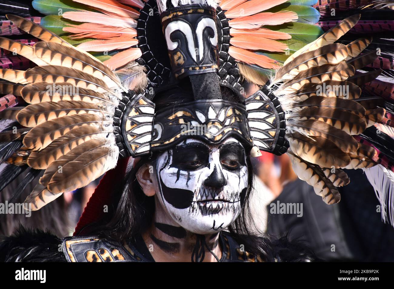 Una ragazza con l'abito pre-ispanico si pone per le foto durante la mega offerta come parte della celebrazione dia de Muertos occasione per ricordare i morti a Zocalo. Il 1 novembre 2019 a Città del Messico, Messico. L'anniversario di quest'anno è molto vicino al 500th° anniversario di un evento sanguinoso: 18 ottobre 1519 (Foto di Eyepix/NurPhoto) Foto Stock