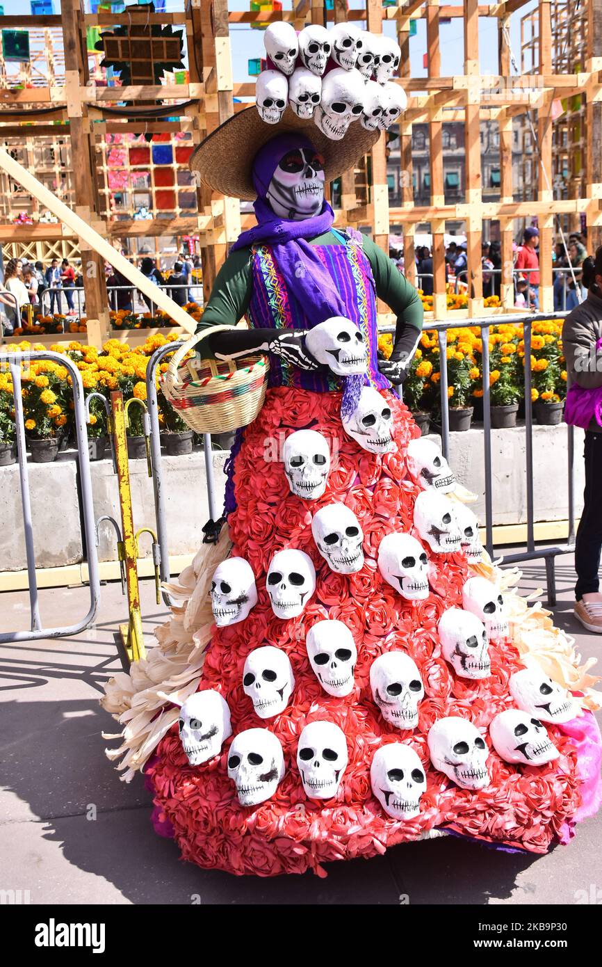 Le persone con il volto dipinto di cranio prendono parte alla mega offerta come parte della celebrazione dia de Muertos per ricordare i morti a Zocalo. Il 1 novembre 2019 a Città del Messico, Messico. L'anniversario di quest'anno è molto vicino al 500th° anniversario di un evento sanguinoso: 18 ottobre 1519 (Foto di Eyepix/NurPhoto) Foto Stock