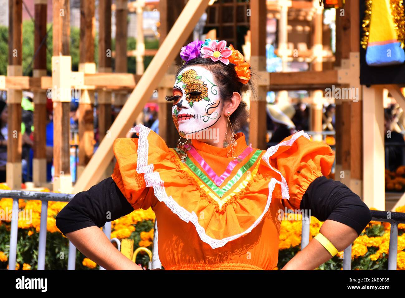 Le persone con il volto dipinto di cranio prendono parte alla mega offerta come parte della celebrazione dia de Muertos per ricordare i morti a Zocalo. Il 1 novembre 2019 a Città del Messico, Messico. L'anniversario di quest'anno è molto vicino al 500th° anniversario di un evento sanguinoso: 18 ottobre 1519 (Foto di Eyepix/NurPhoto) Foto Stock