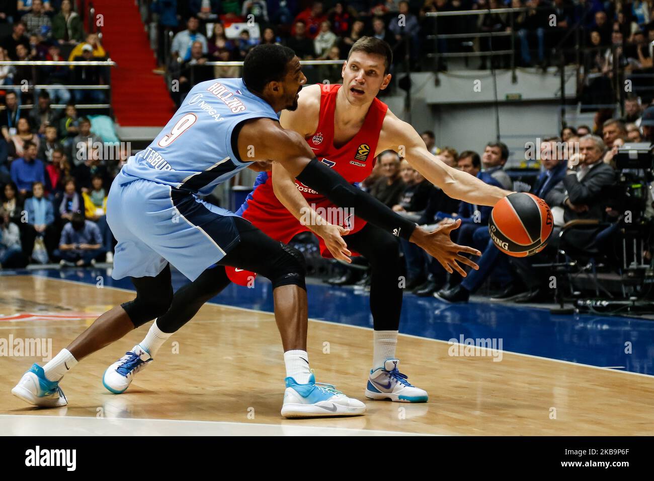 Austin James Hollins (L) di Zenit St Petersburg e Ivan Ukhov di CSKA Moscow in azione durante la partita di pallacanestro Eurolega tra Zenit St Petersburg e CSKA Moscow il 1 novembre 2019 alla Sibur Arena di San Pietroburgo, Russia. (Foto di Mike Kireev/NurPhoto) Foto Stock