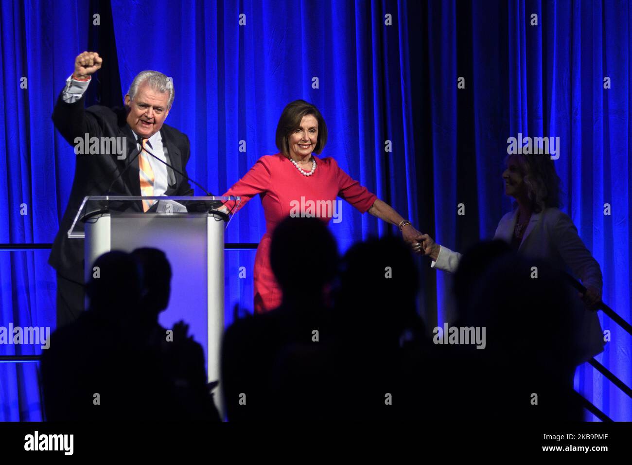 L'ex presidente Bob Brady e la presidente Nancy Patton Mills accolgono il relatore Nancy Pelosi al palco della Inaugural Independence Dinner, ospitata dal Pennsylvania Democratic Party, al Pennsylvania Convention Center, a Philadelphia, PA, il 1 novembre 2019. (Foto di Bastiaan Slabbers/NurPhoto) Foto Stock