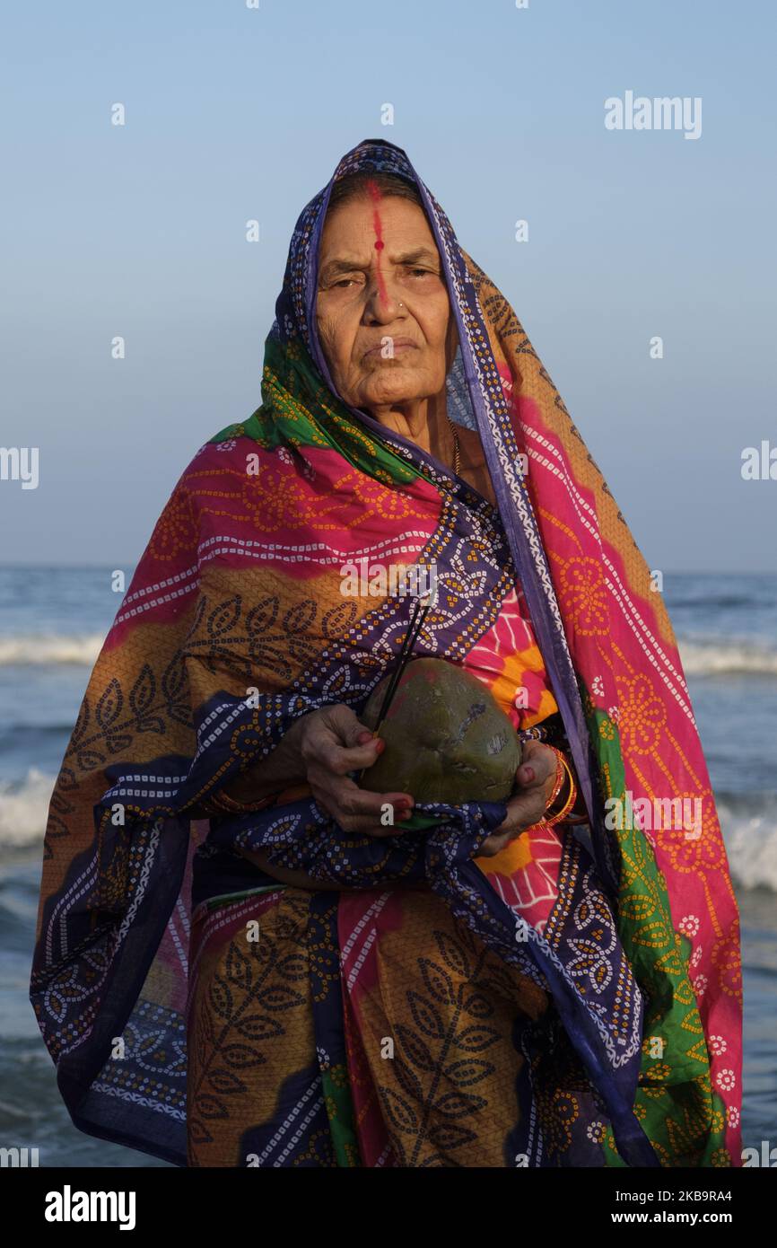 Una donna sta adorando il Dio del Sole durante il Chhath puja a Marina Beach, Chennai il 2nd novembre 19. (Foto di Dipayan Bose/NurPhoto) Foto Stock