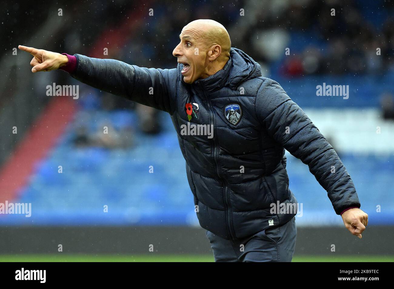 Chris Eagles di Oldham e Paul Anderson di Northampton in azione durante la partita della Sky Bet League 2 tra Oldham Athletic e Northampton Town al Boundary Park, Oldham, sabato 2nd novembre 2019. (Foto di Eddie Garvey/MI News/NurPhoto) Foto Stock