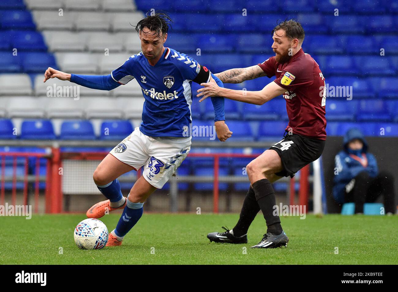 Chris Eagles di Oldham e Paul Anderson di Northampton in azione durante la partita della Sky Bet League 2 tra Oldham Athletic e Northampton Town al Boundary Park, Oldham, sabato 2nd novembre 2019. (Foto di Eddie Garvey/MI News/NurPhoto) Foto Stock