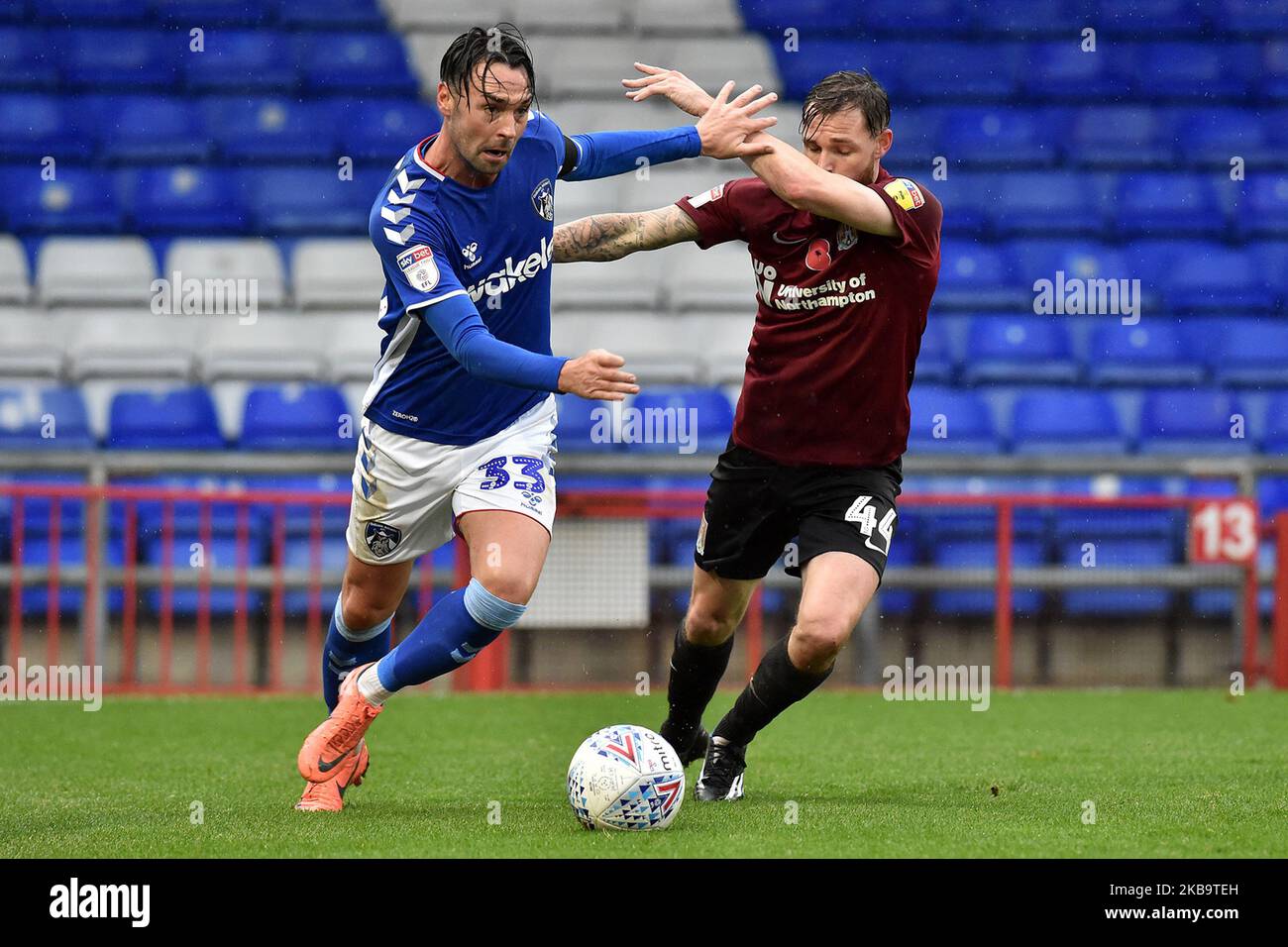 Chris Eagles di Oldham e Paul Anderson di Northampton in azione durante la partita della Sky Bet League 2 tra Oldham Athletic e Northampton Town al Boundary Park, Oldham, sabato 2nd novembre 2019. (Foto di Eddie Garvey/MI News/NurPhoto) Foto Stock