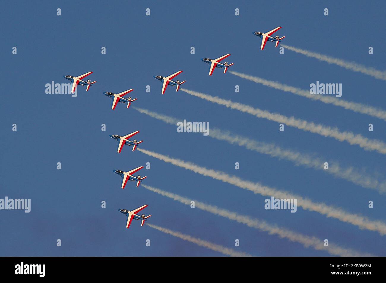 La squadra di espositore per dimostrazioni di volo acrobatico francese dell'aeronautica francese Patrouille de France ( Patrouille Acrobatique de France o PAF ) con getti Alpha, Nello specifico, Dassault-Breguet-Dornier Alpha Jet e durante una demo di un programma aereo sul cielo greco alla 8th Athens Flying Week 2019 presso la base aerea militare di Tanagra nei pressi di Atene, Grecia il 22 settembre 2019 (Foto di Nicolas Economou/NurPhoto) Foto Stock