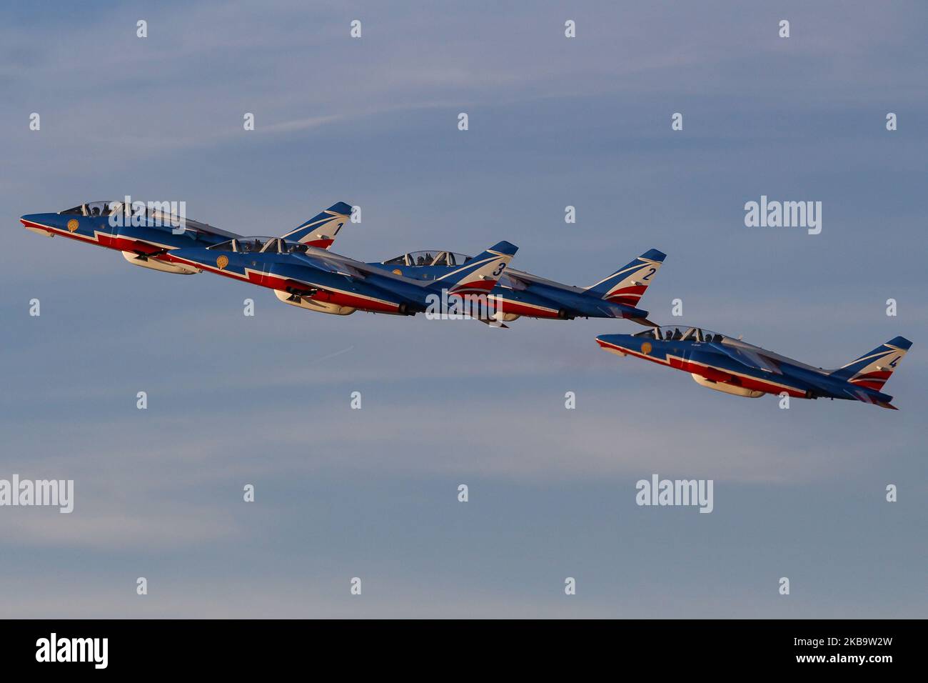 La squadra di espositore per dimostrazioni di volo acrobatico francese dell'aeronautica francese Patrouille de France ( Patrouille Acrobatique de France o PAF ) con getti Alpha, Nello specifico, Dassault-Breguet-Dornier Alpha Jet e durante una demo di un programma aereo sul cielo greco alla 8th Athens Flying Week 2019 presso la base aerea militare di Tanagra nei pressi di Atene, Grecia il 22 settembre 2019 (Foto di Nicolas Economou/NurPhoto) Foto Stock