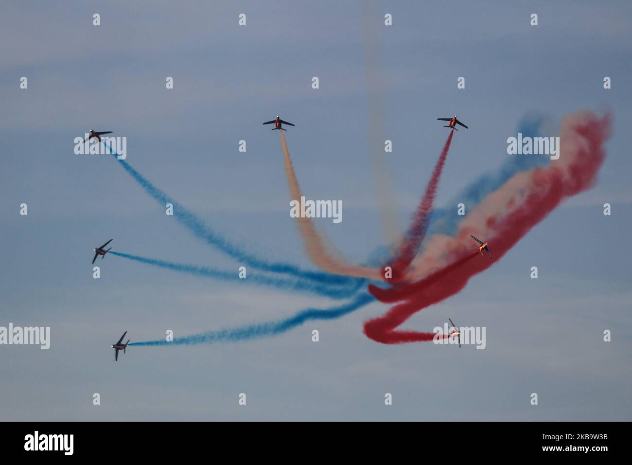 La squadra di espositore per dimostrazioni di volo acrobatico francese dell'aeronautica francese Patrouille de France ( Patrouille Acrobatique de France o PAF ) con getti Alpha, Nello specifico, Dassault-Breguet-Dornier Alpha Jet e durante una demo di un programma aereo sul cielo greco alla 8th Athens Flying Week 2019 presso la base aerea militare di Tanagra nei pressi di Atene, Grecia il 22 settembre 2019 (Foto di Nicolas Economou/NurPhoto) Foto Stock