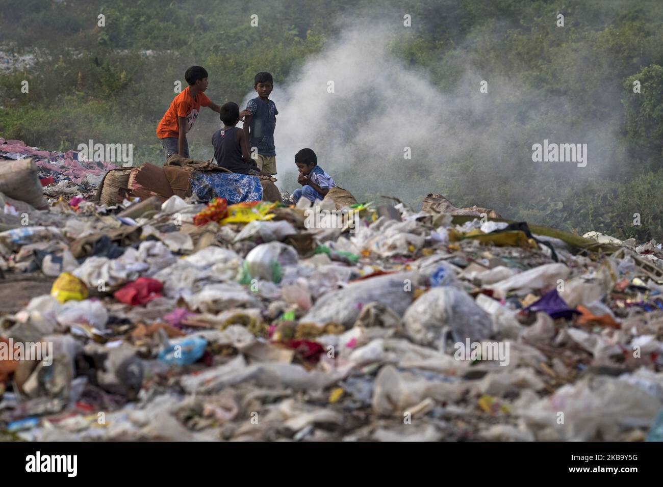 I bambini giocano vicino alla spazzatura a Dhaka, Bangladesh, il 03 novembre 2019. (Foto di Zakir Hossain Chowdhury/NurPhoto) Foto Stock