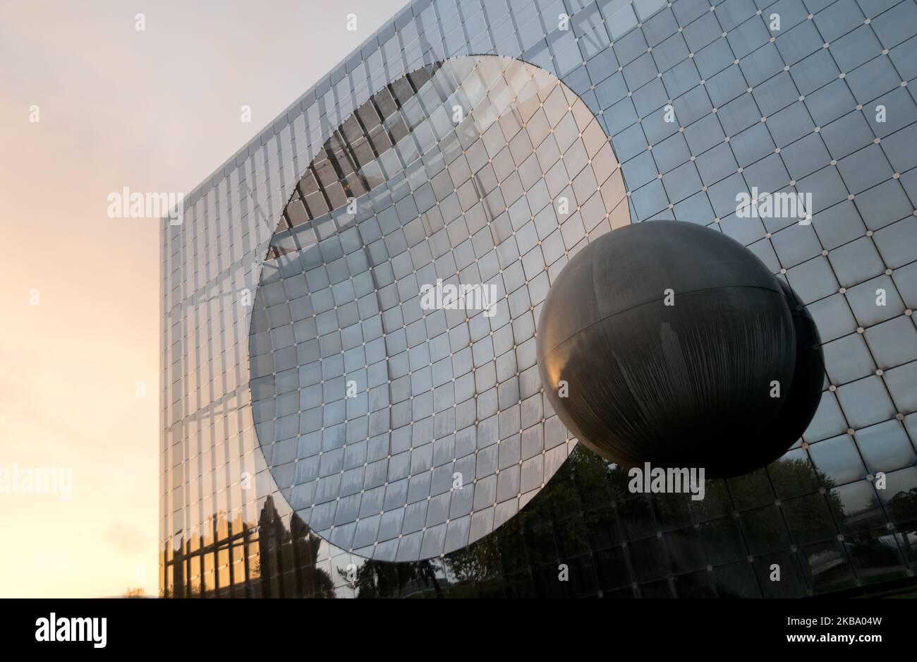 Una vista di Futuroscope situato a Chasseneuil-du-Poitou vicino Poitiers (dipartimento Vienne, Francia), il 3 novembre 2019. Futuroscope è un parco tematico tecnologico, scientifico, anticipatorio e divertente, le cui attrazioni mescolano approcci sensoriali e proiezioni di immagini. (Foto di Estelle Ruiz/NurPhoto) Foto Stock