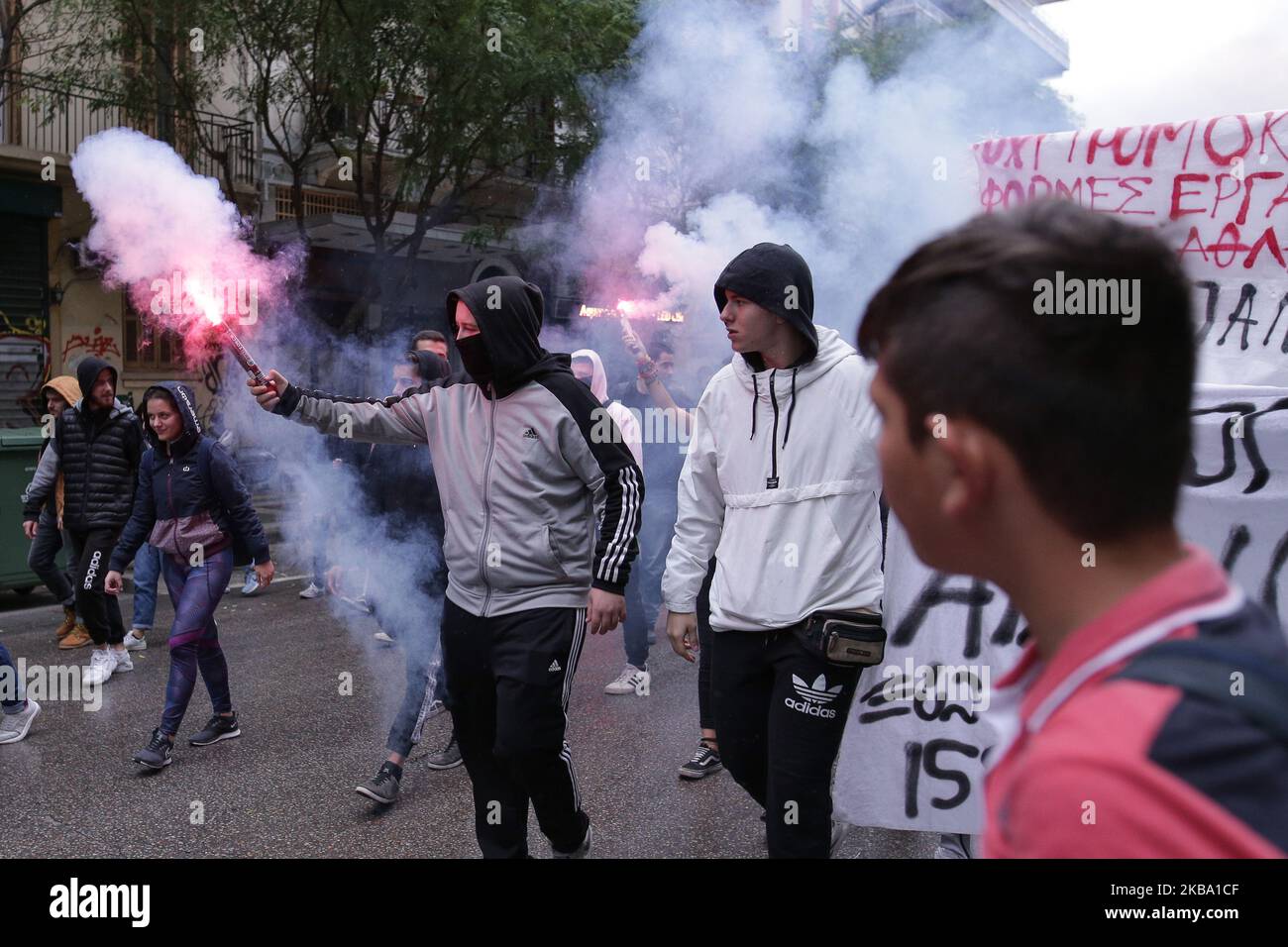 Studenti, associazioni educative e membri del Comitato di coordinamento degli studenti di Salonicco hanno illustrato i problemi dell'istruzione secondaria a Salonicco (Grecia) il 4 novembre 2019. (Foto di Achilleas Chiras/NurPhoto) Foto Stock