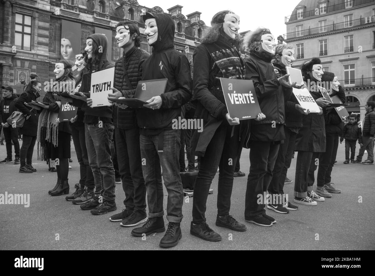 (NOTA DELL'EDITORE: Questa immagine è stata convertita in bianco e nero). I membri del collettivo ''Anonimo per i senza voce'' facendo una dimostrazione nel centro di Parigi il 2nd novembre 2019 (Foto di David Cordova/NurPhoto) Foto Stock