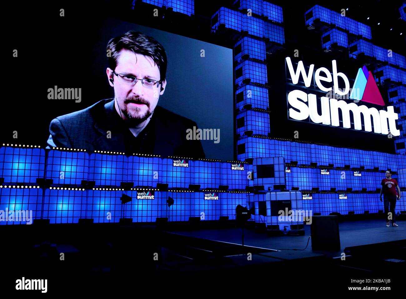 Libertà della Fondazione Stampa il presidente Edward Snowden parla in diretta dalla Russia durante la conferenza annuale sulla tecnologia del Web Summit che si terrà a Lisbona, in Portogallo, il 4 novembre 2019. Ci si aspetta che circa 70.000 persone prendano parte al Web Summit di quattro giorni, tra cui relatori di aziende tecnologiche leader a livello mondiale, politici e start-up che sperano di attirare l'attenzione degli oltre 1.500 investitori a cui è prevista la partecipazione. (Foto di Pedro FiÃºza/NurPhoto) Foto Stock