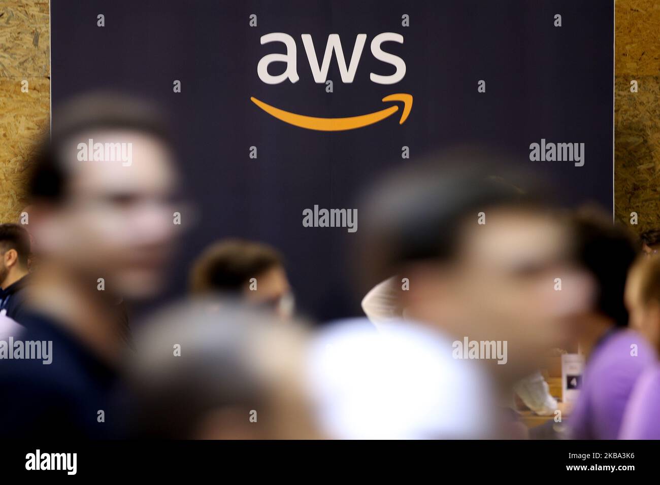Il logo AWS è raffigurato durante la conferenza annuale sulla tecnologia del Web Summit che si terrà a Lisbona (Portogallo) il 5 novembre 2019. (Foto di Pedro FiÃºza/NurPhoto) Foto Stock