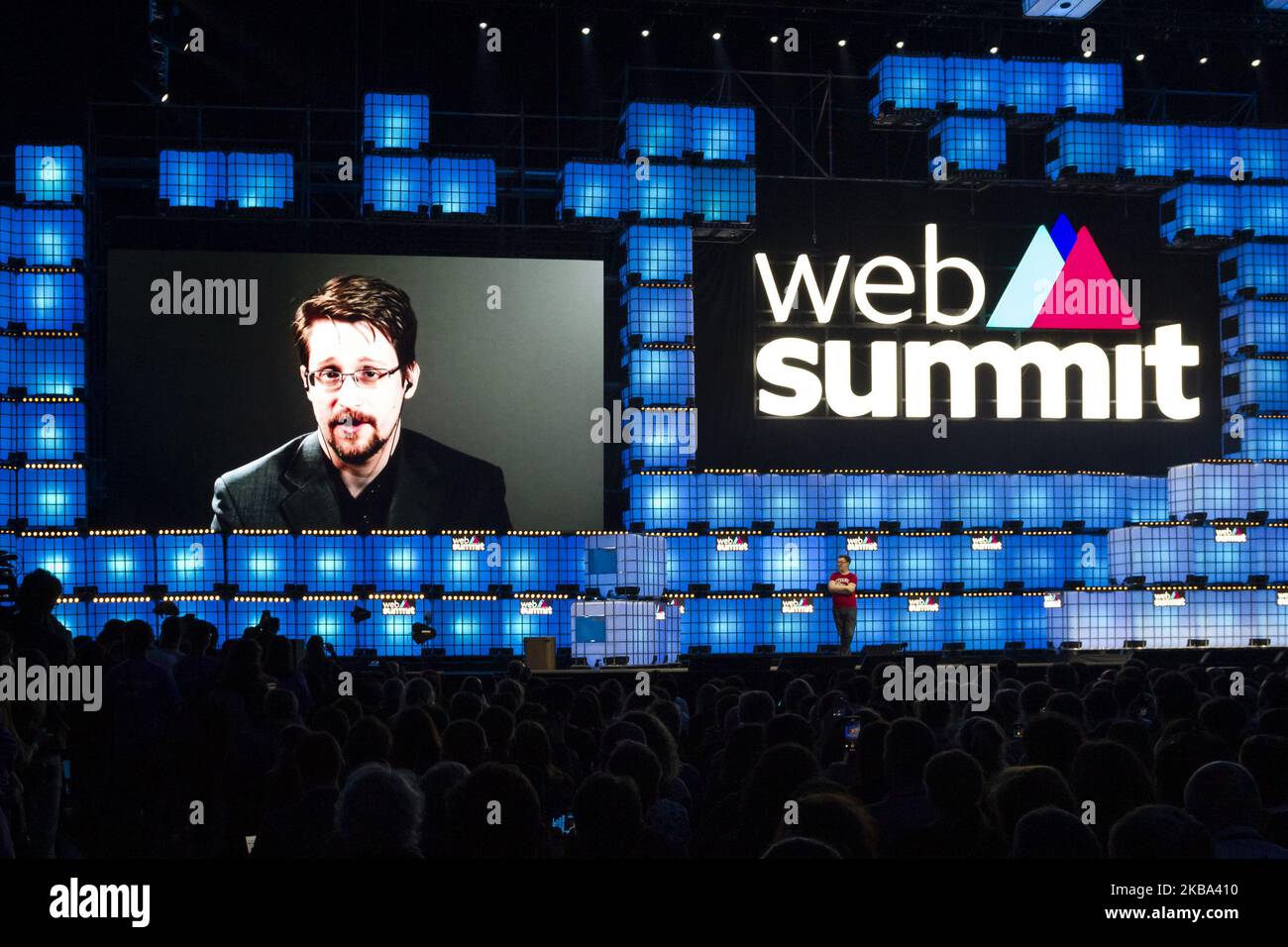 Edward Snowden e James Ball hanno tenuto un discorso durante la conferenza annuale sulla tecnologia del Web Summit che si terrà a Lisbona, in Portogallo, il 4 novembre 2019. (Foto di Rita Franca/NurPhoto) Foto Stock
