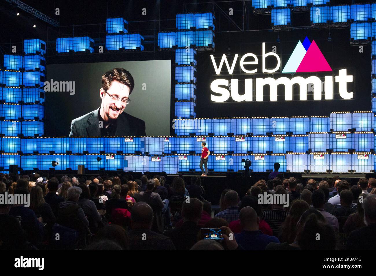 Edward Snowden e James Ball hanno tenuto un discorso durante la conferenza annuale sulla tecnologia del Web Summit che si terrà a Lisbona, in Portogallo, il 4 novembre 2019. (Foto di Rita Franca/NurPhoto) Foto Stock