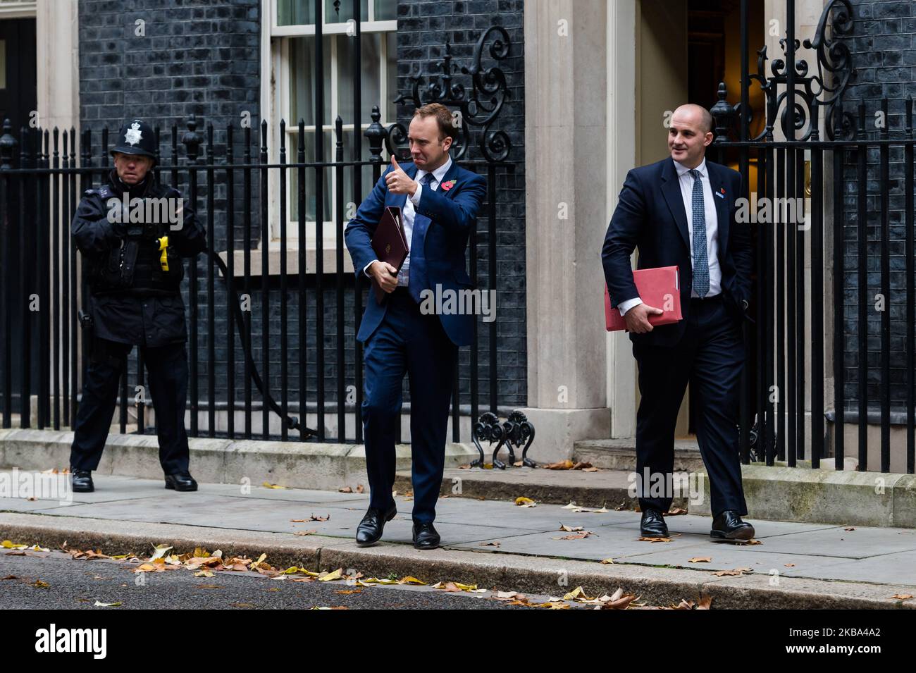 Il Segretario di Stato per la Salute e l'assistenza sociale Matt Hancock e il Ministro di Stato (Ministro del Northern Powerhouse e della crescita locale) Jake Berry (R) partecipano alla riunione del Gabinetto che si terrà il 05 novembre 2019 a Londra, in Inghilterra, al 10 di Downing Street. Il Parlamento si scioglie domani in vista delle elezioni generali del 12 dicembre 2019. (Foto di Wiktor Szymanowicz/NurPhoto) Foto Stock