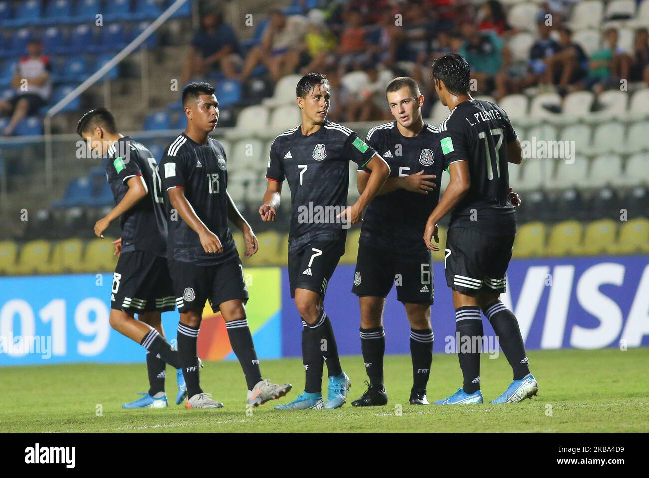 Luis Puente (R) dell'Argentina festeggia con il compagno di squadra dopo aver segnato un gol durante la partita della Coppa del mondo FIFA U-17 Brasile 2019 Group F tra Messico e Isole Salomone all'Estadio Kleber Andrade il 03 novembre 2019 a Vitoria, Brasile. (Foto di Gilson Borba/NurPhoto) Foto Stock