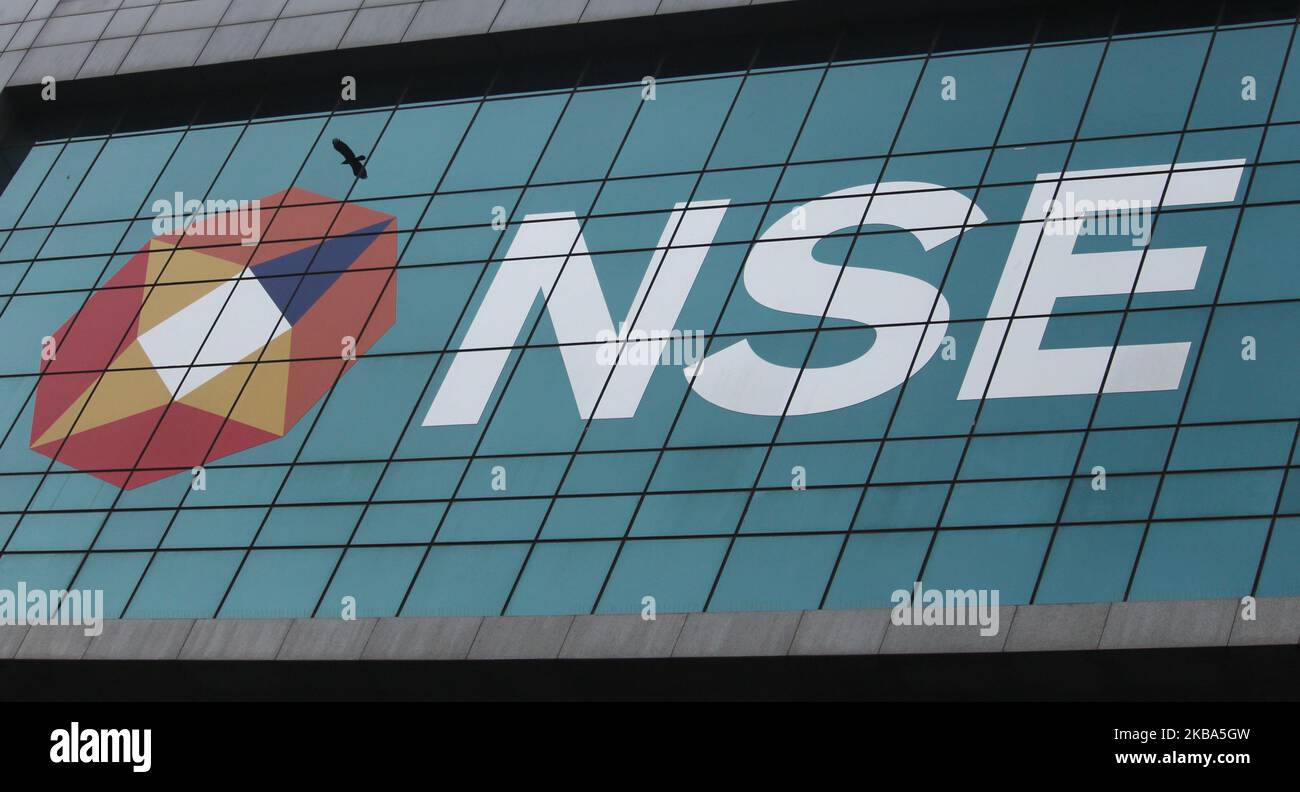 Un uccello vola oltre il logo della Borsa Nazionale (NSE), fuori dal suo edificio a Mumbai, India, il 05 novembre 2019. (Foto di Himanshu Bhatt/NurPhoto) Foto Stock