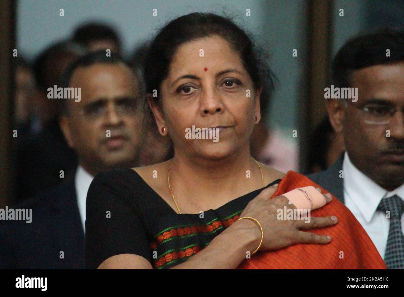 Il ministro delle Finanze indiano, Nirmala Sitharaman, lascia l’edificio della Borsa Nazionale (NSE) dopo un evento tenutosi a Mumbai, in India, il 05 novembre 2019. (Foto di Himanshu Bhatt/NurPhoto) Foto Stock