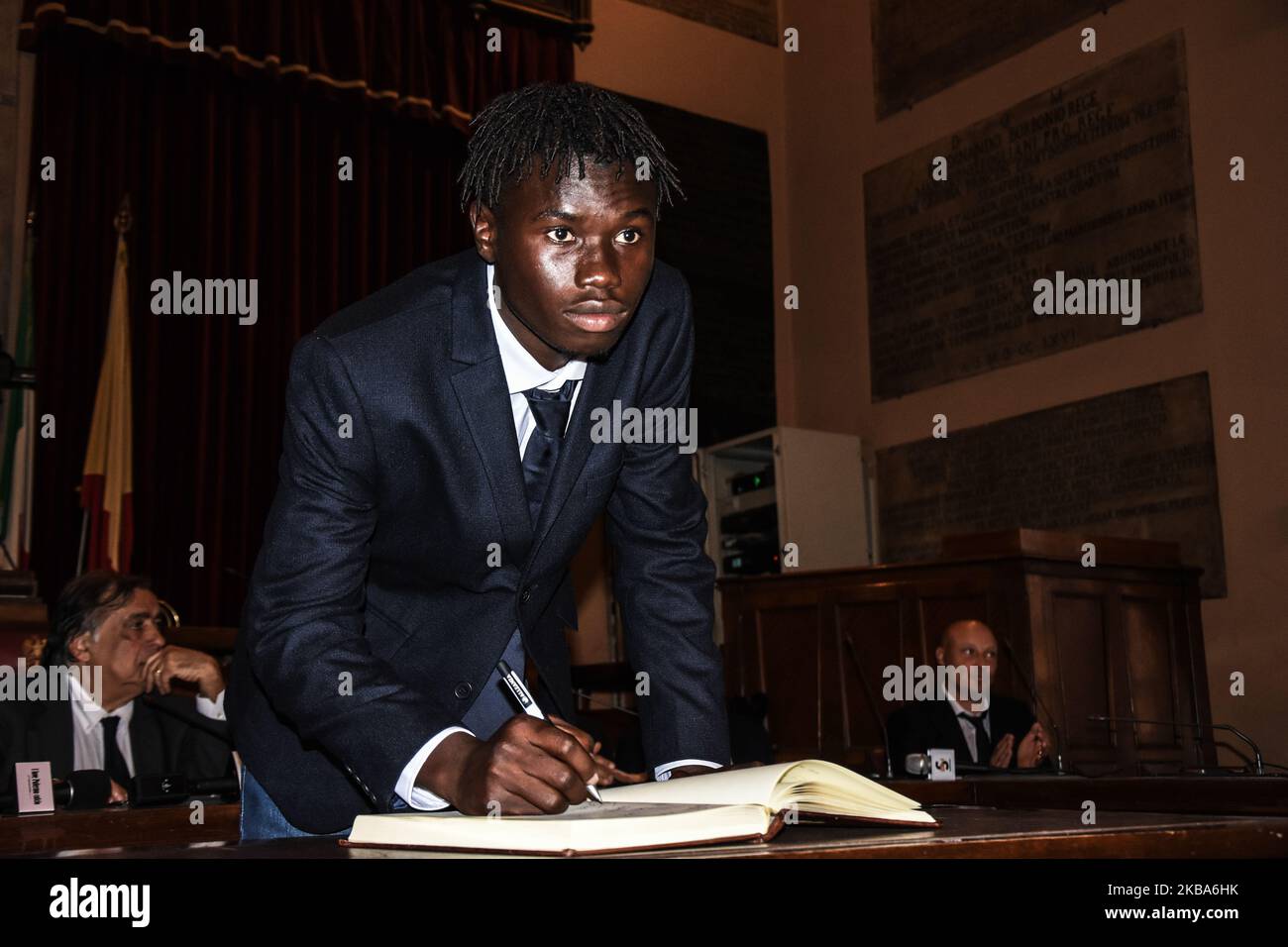 Bubakarr Marong durante la visita ufficiale al Palazzo delle Aquile con il sindaco di Palermo Leoluca Orlando e il consiglio comunale. Palermo 5 novembre 2019. (Foto di Francesco Militello Mirto/NurPhoto) Foto Stock