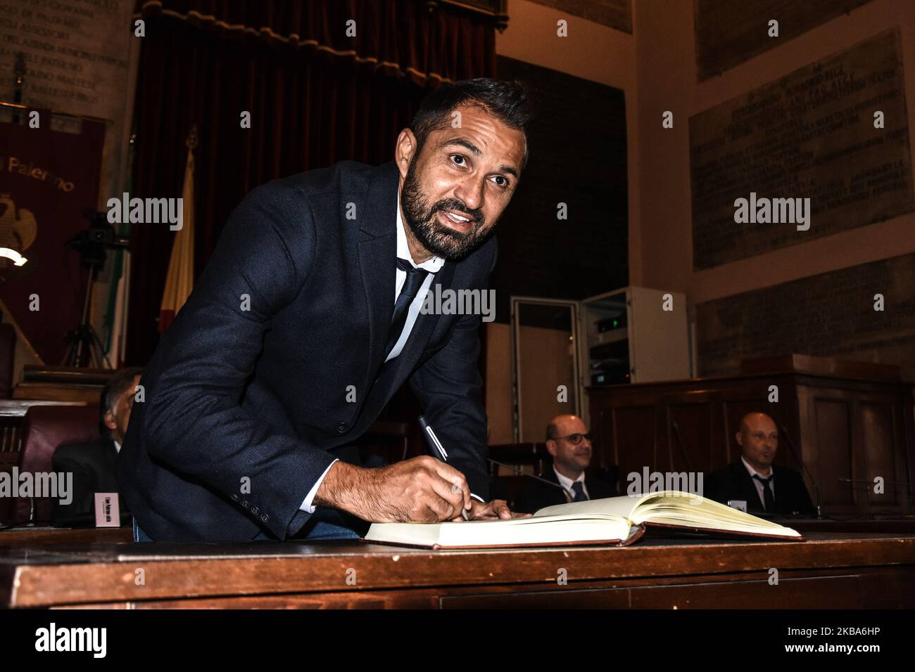 Mario Alberto Santana durante la visita ufficiale al Palazzo delle Aquile con il sindaco di Palermo Leoluca Orlando e il consiglio comunale. Palermo 5 novembre 2019. (Foto di Francesco Militello Mirto/NurPhoto) Foto Stock